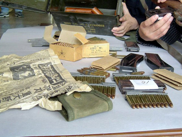한강 소녀 동네 오빠들이 쓰던 총과 실탄
