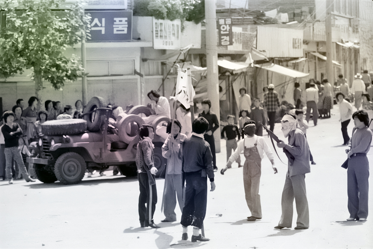 총 들고 다니던 한강 작가 동네 오빠들